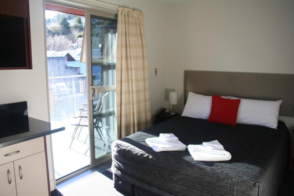 One-Bedroom Apartment with Mountain View (4 Adults)