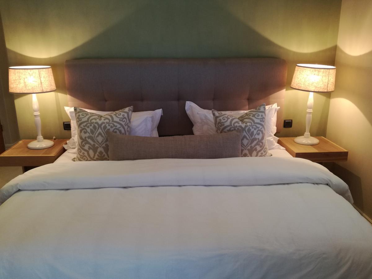 Habitación con cama extragrande y balcón