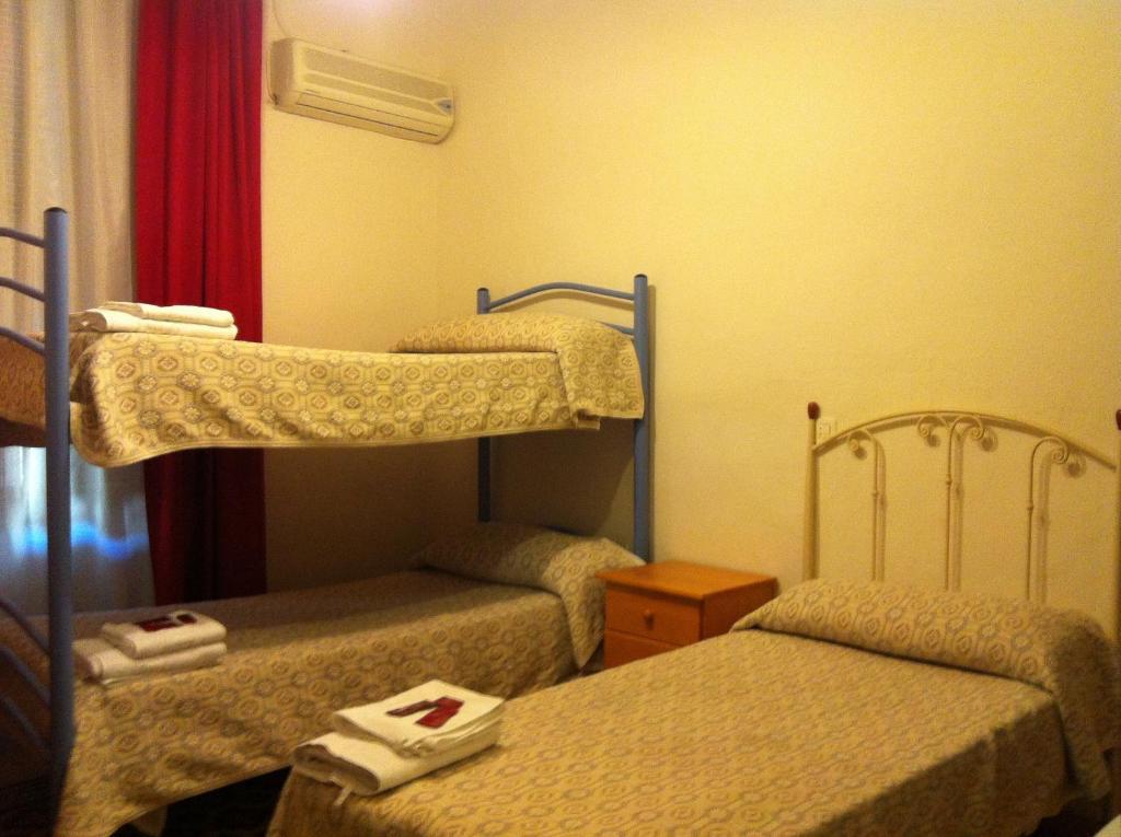 Double Room with extra bed with Shared Bathroom