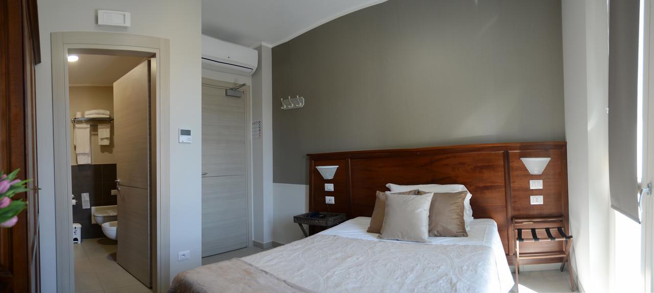Doppel-/Zweibettzimmer mit Balkon