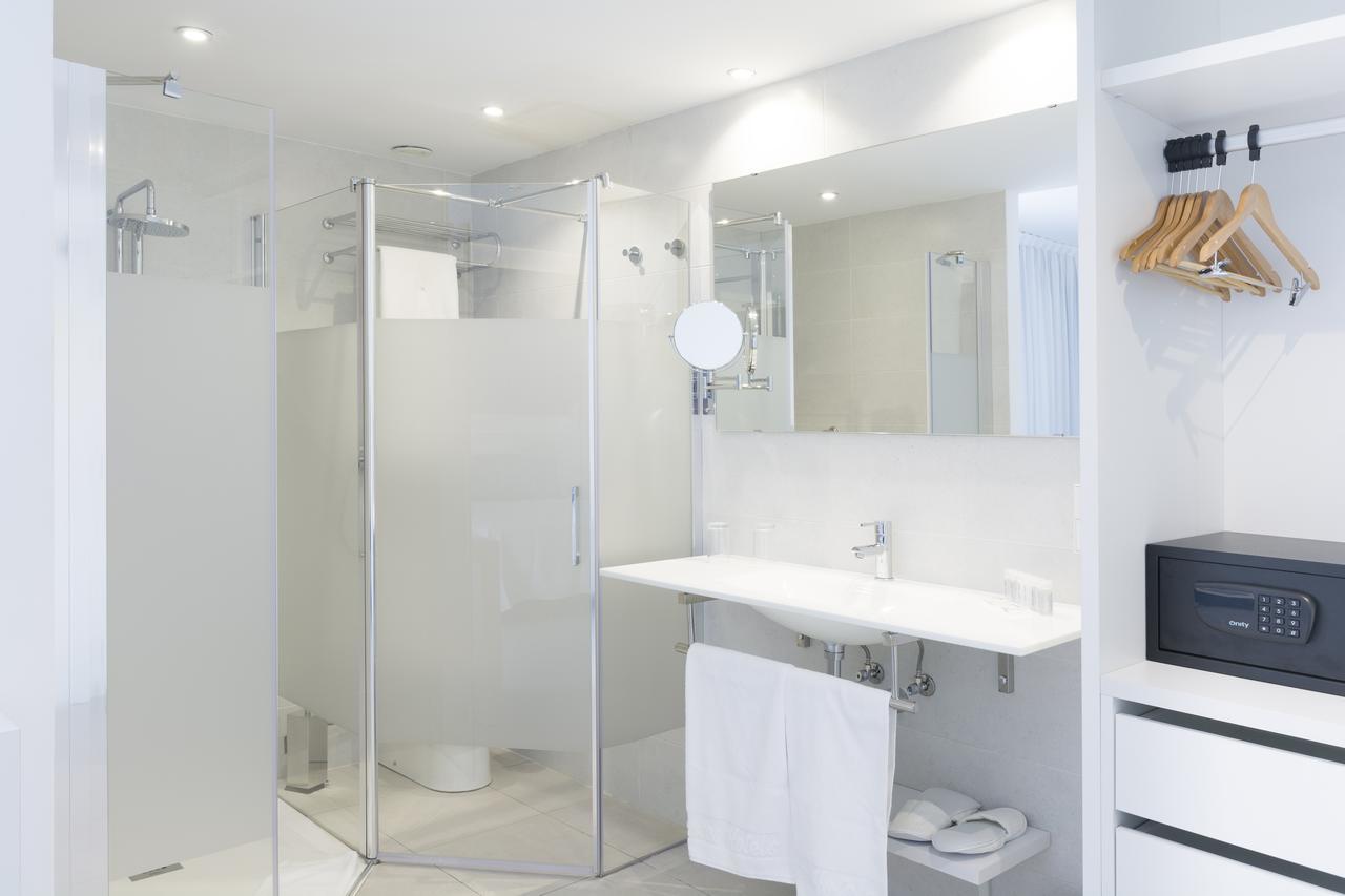 Habitación con cama extragrande balinesa y terraza privada