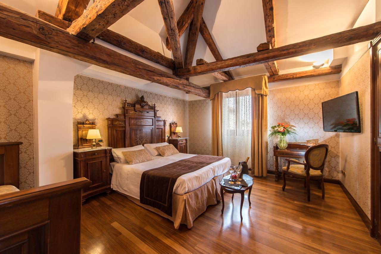 Suite Junior con vistas al campanario de San Marcos