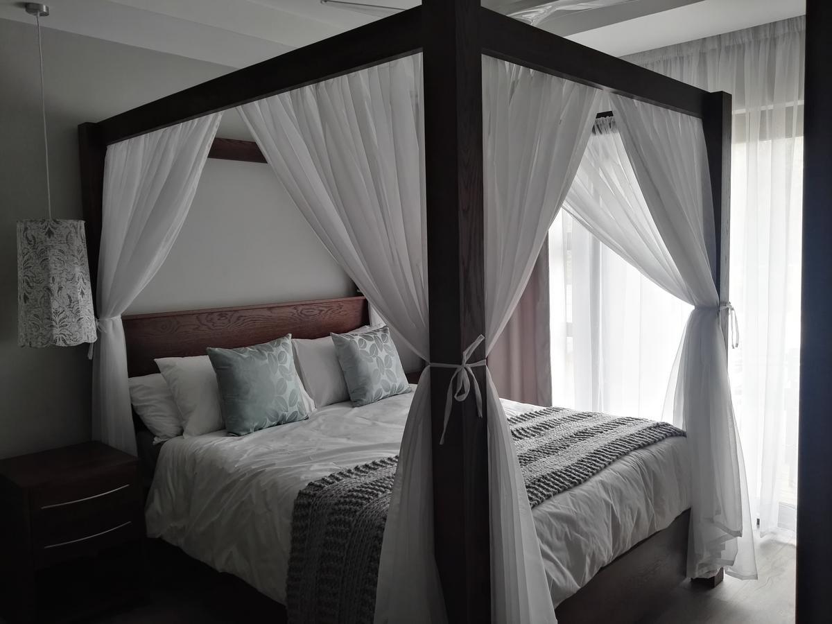 Kamer met Queensize Bed en Toegang tot het Zwembad
