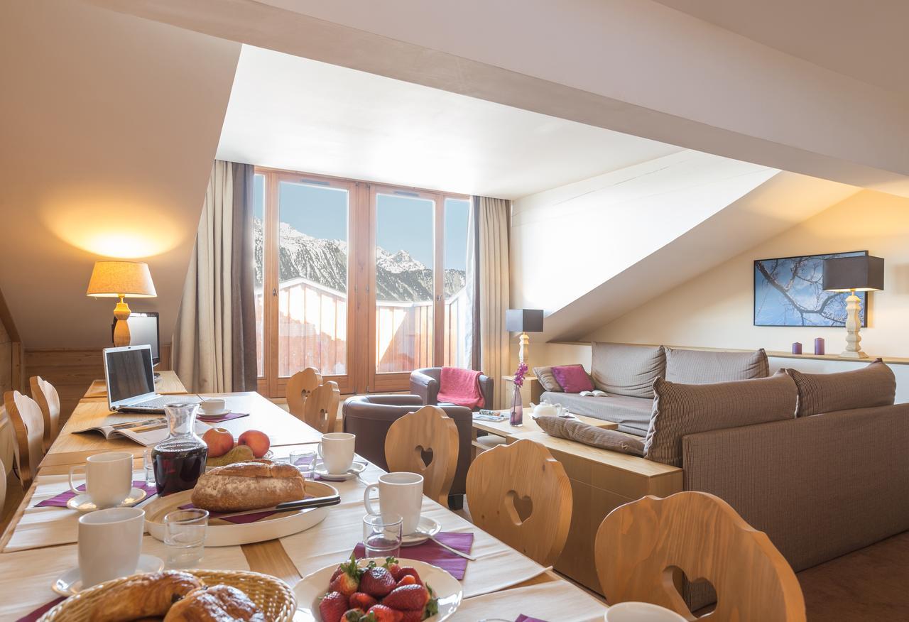 Three-Bedroom Apartment Balcony Mountain View