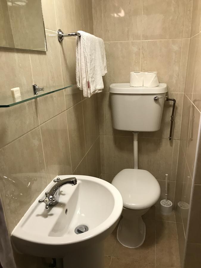 Chambre Simple avec Salle de Bains Privative - Sous-Sol Uniquement