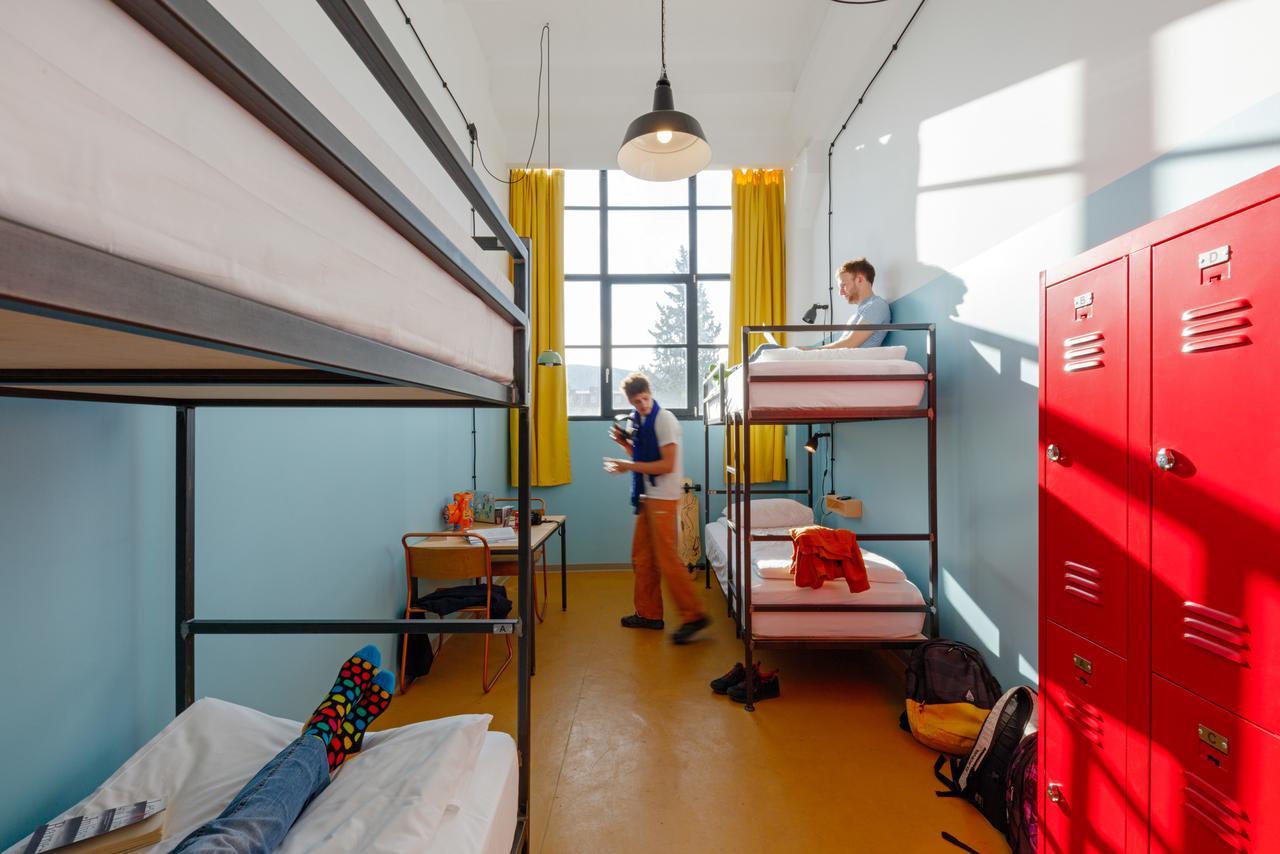 Cama en habitación femenina compartida de 4 camas