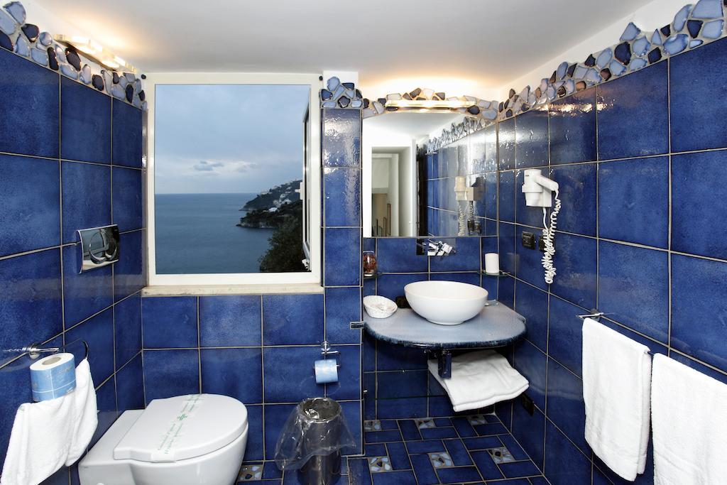 Junior Suite with Sea View and Spa Bath
