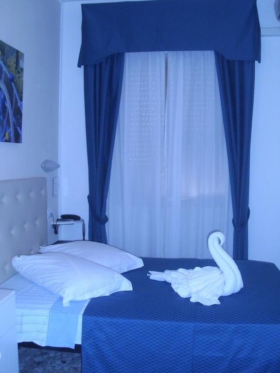 Small Double Room,766219930:JPEG