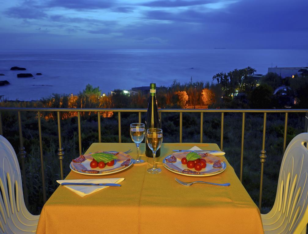 Camera Matrimoniale con Balcone e Vista Mare