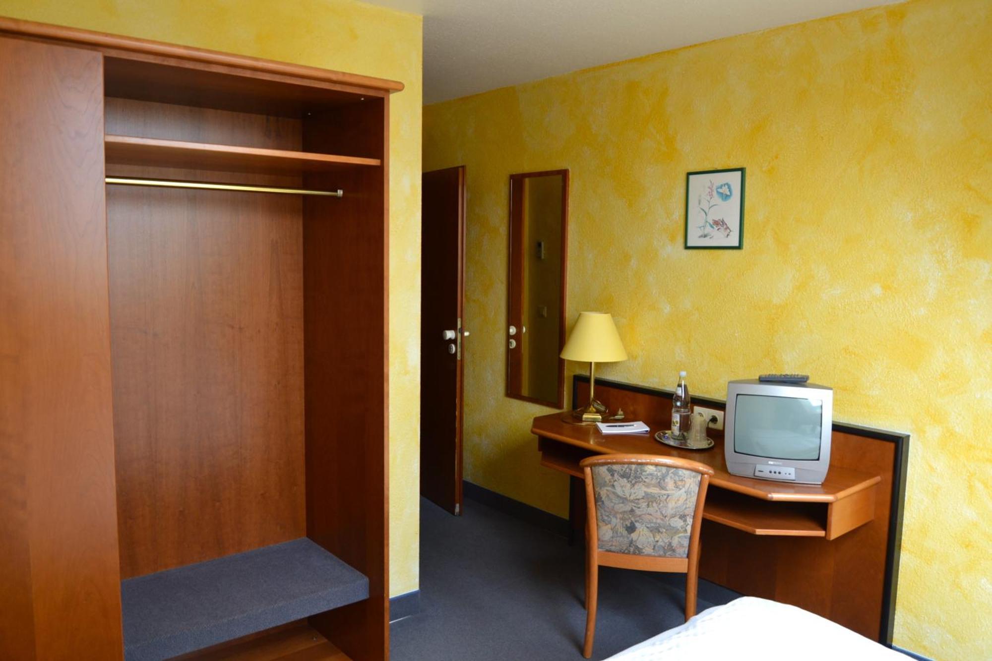 Double Room with Extra Bed,702939244:JPEG