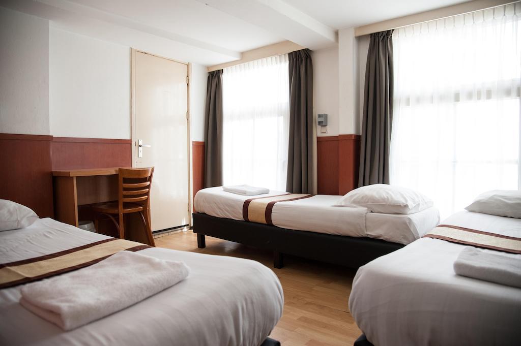 Deze driepersoonskamer heeft een gedeelde badkamer.
