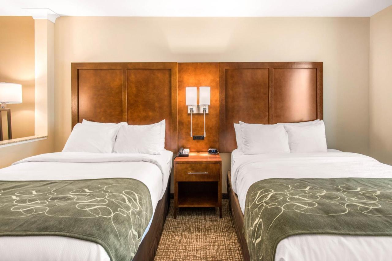 Queen Suite with Living Room - Non-Smoking