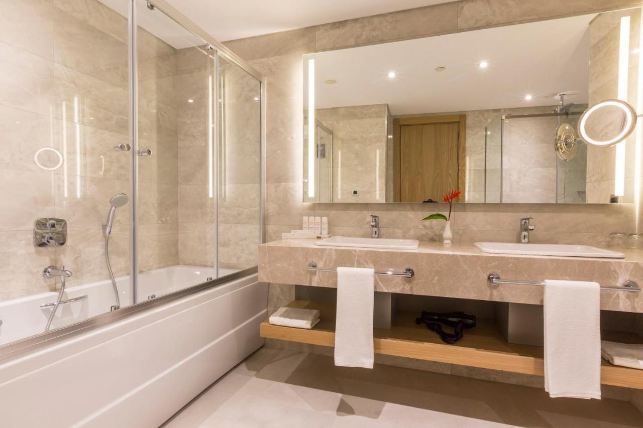 Luxe Suite met Bubbelbad en Panoramisch Uitzicht op Zee