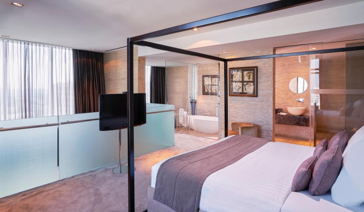 Duplex Suite Lounge Access – High Floor