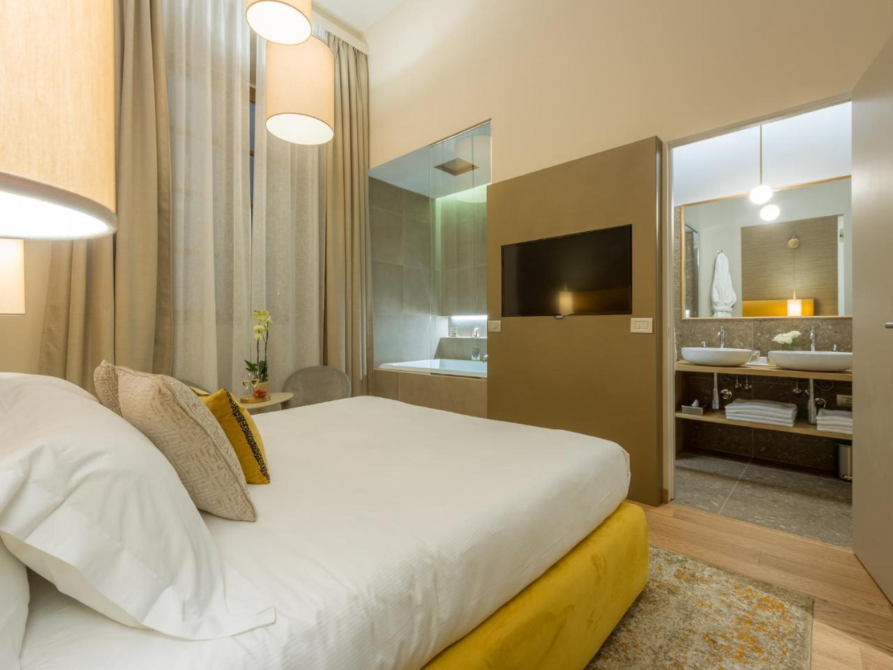 Deluxe Double Room Bath