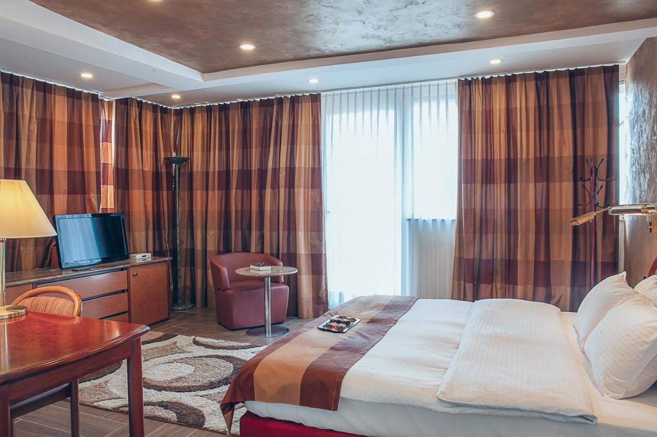 Superior Double Room Bath Balcony City View