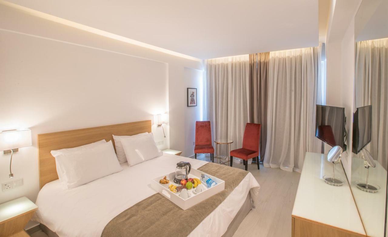 Superior Doppel- oder Zweibettzimmer mit Poolblick (2 Erwachsene + 1 Kind)