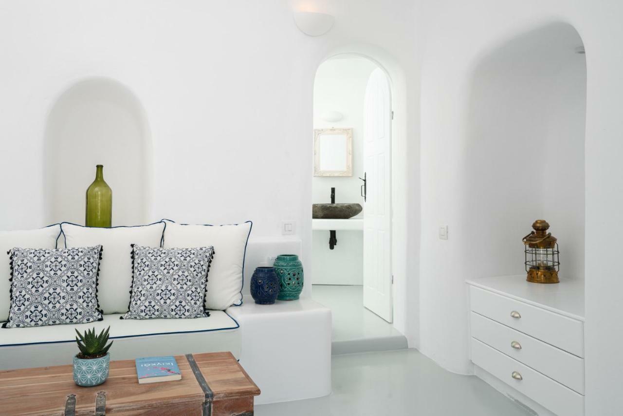 Suite with Outdoor Plunge Pool, Terrace and Blue Domes View