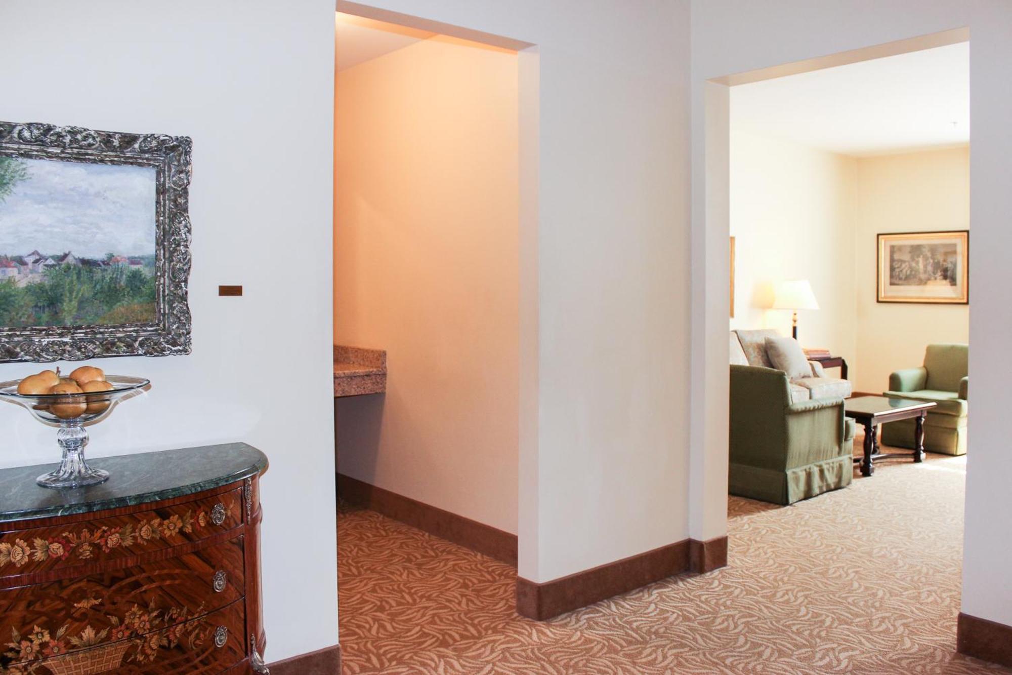 One-Bedroom King Suite Non-Smoking
