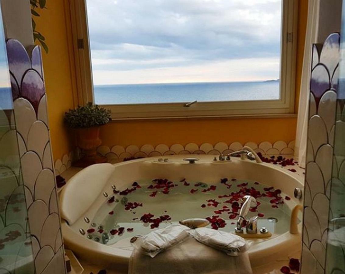 Queen Room with Spa Bath