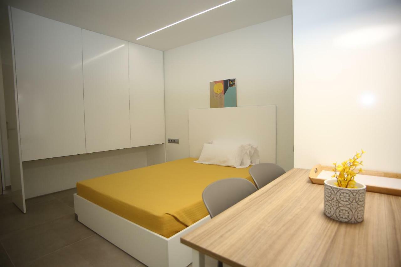 Estudio con balcón