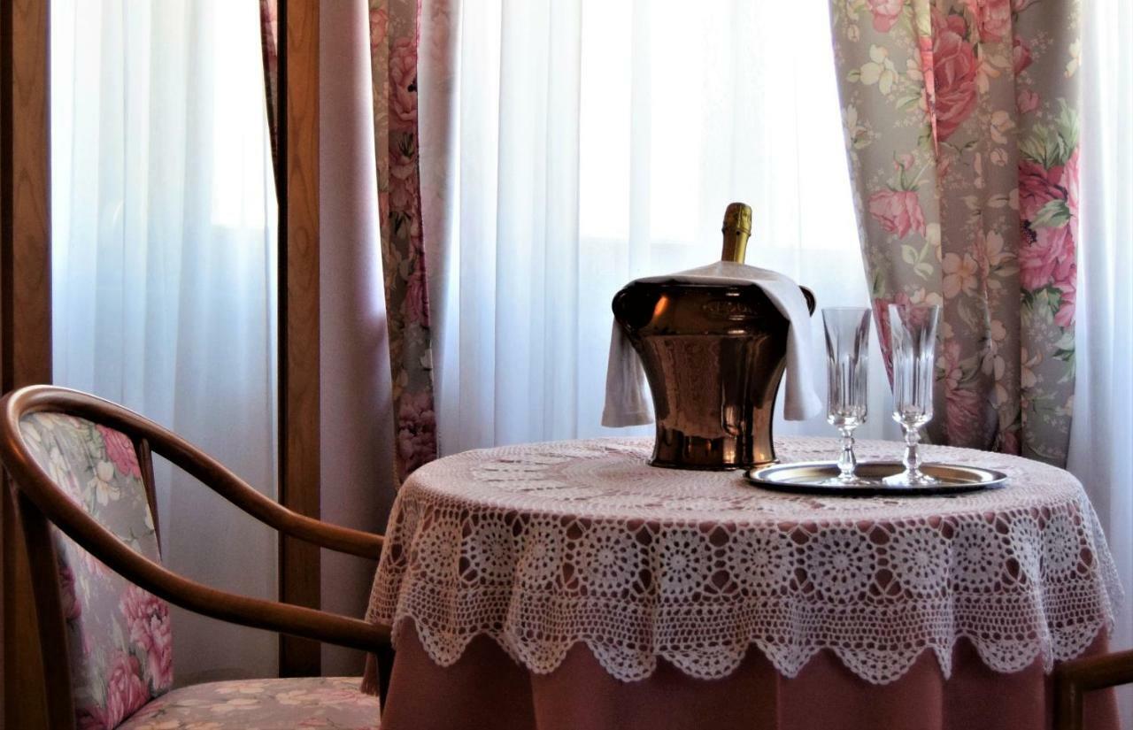 Deluxe Double or Twin Room Lake View