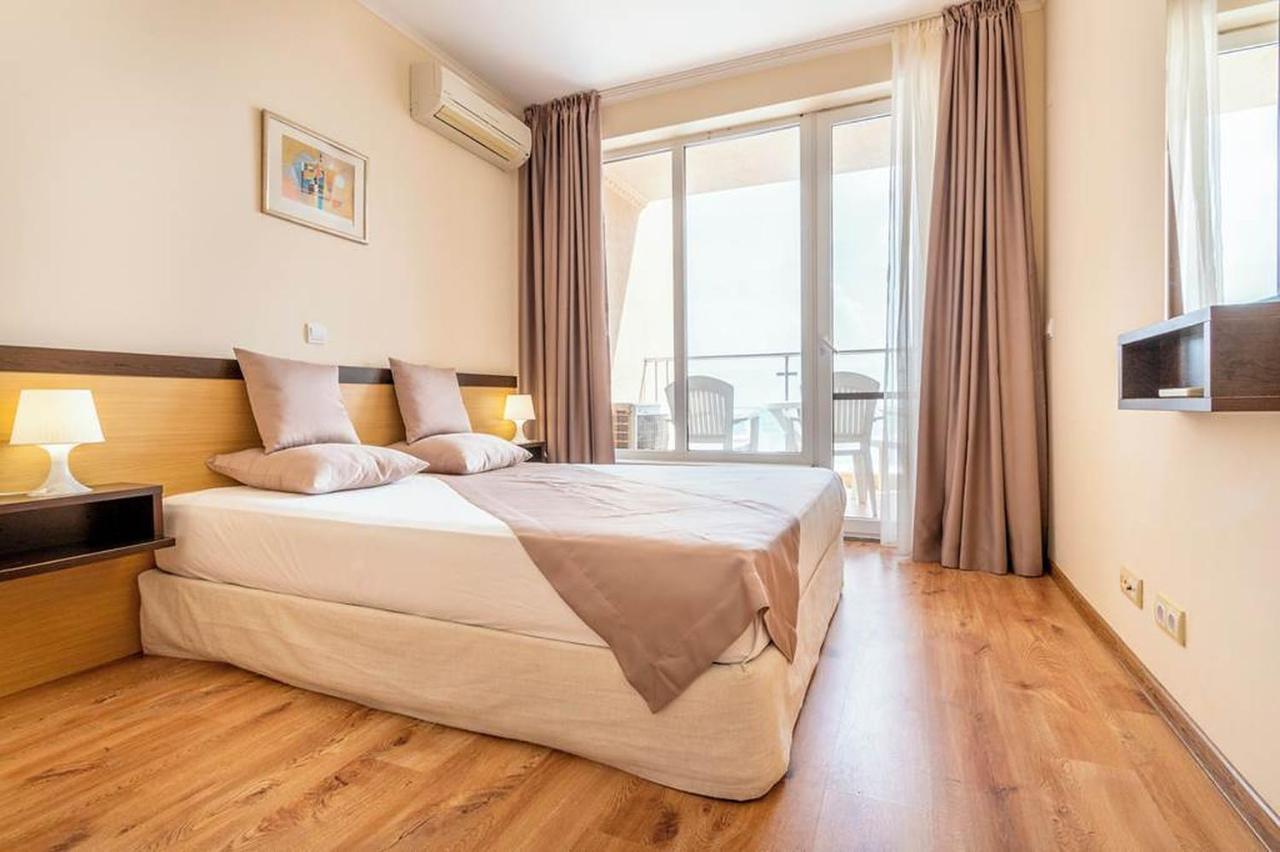 One-Bedroom Apartment Sea View