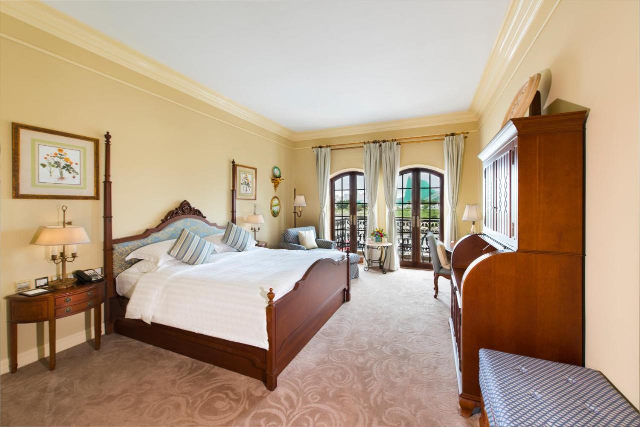 Deluxe King Room City View Balcony