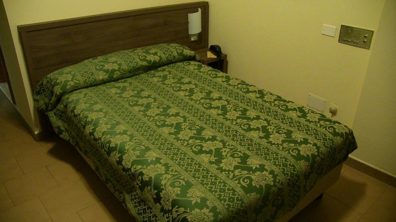 Single Room,964833871:JPEG