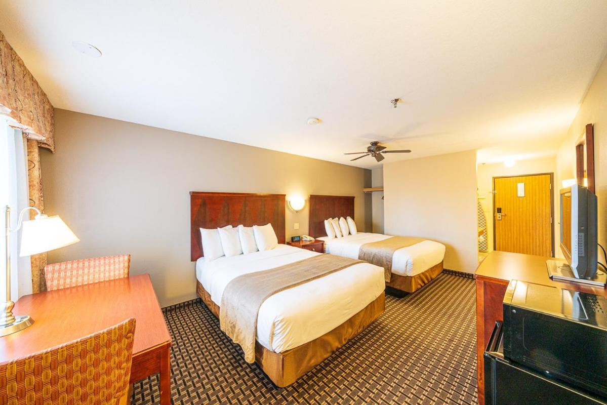 Queen Room with Two Queen Beds,994267651:JPEG