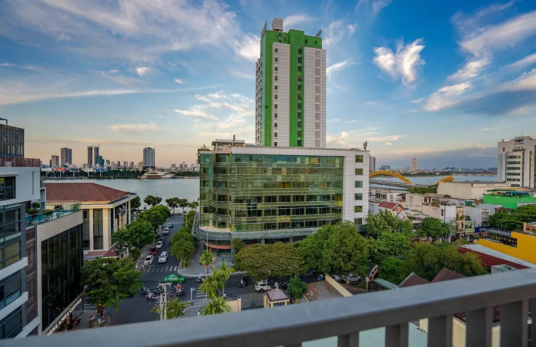 Dragon View Riverfront Hotel-1