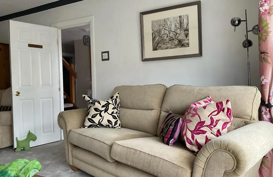 Ramsey House - Luxury Licensed B&B - Parking And Guest Lounge-1