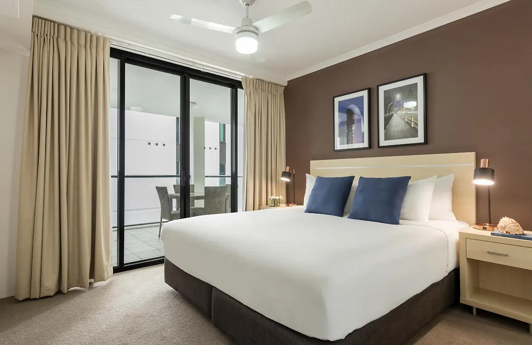 Oaks Brisbane River City Suites-1