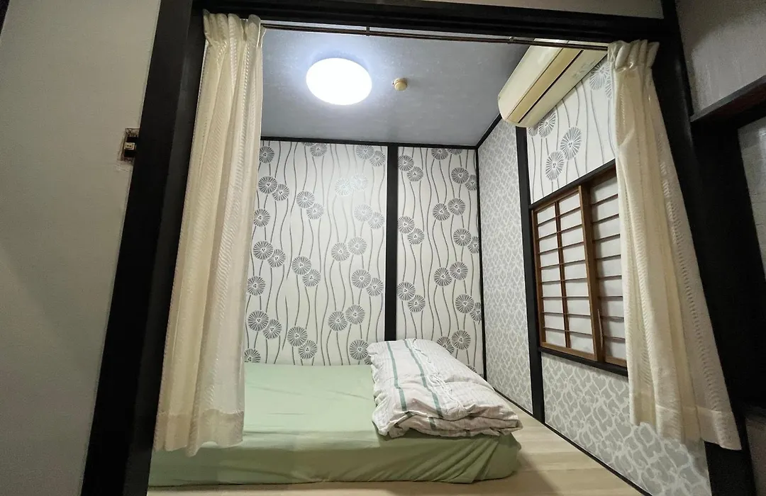 Lucky Hotel専用シャワルームとトイレ付き-1