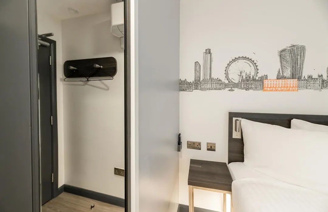 Easyhotel Victoria-1