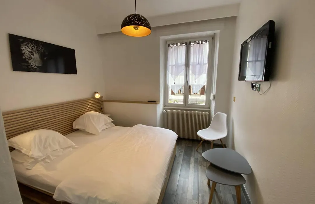 Logis Hotel-Restaurant Aux Trois Roses-1