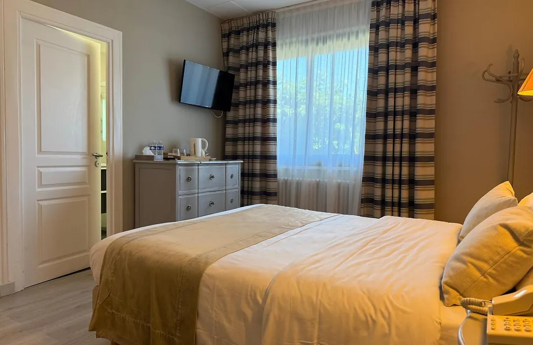 Hotel Des Pins-1