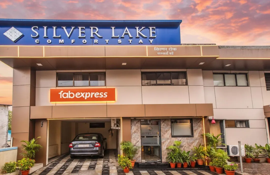 Fabhotel Silver Lake-1