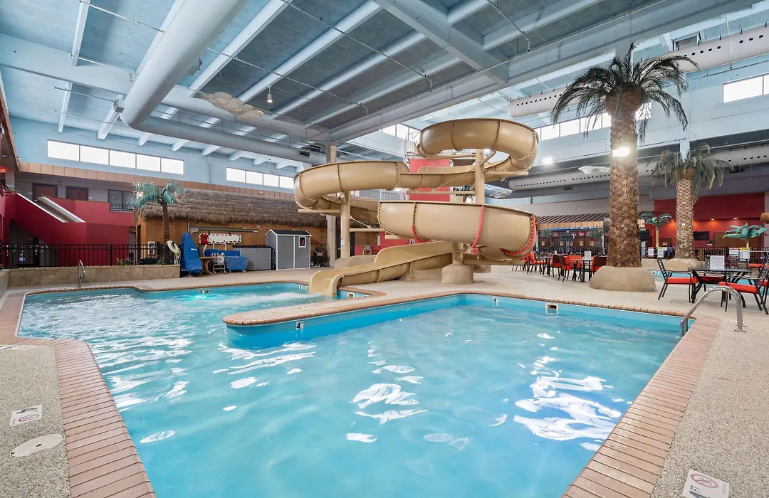 Ramada By Wyndham Sioux Falls Airport - Waterpark Resort & Event Center-1