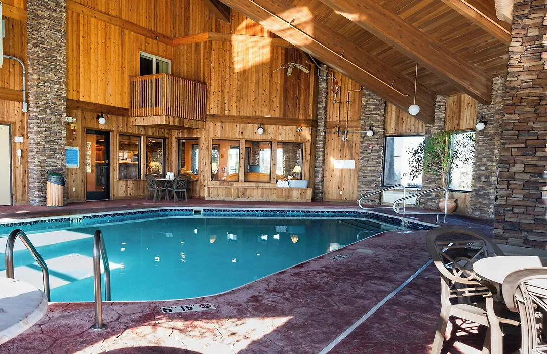 Pinedale Hotel & Suites-1