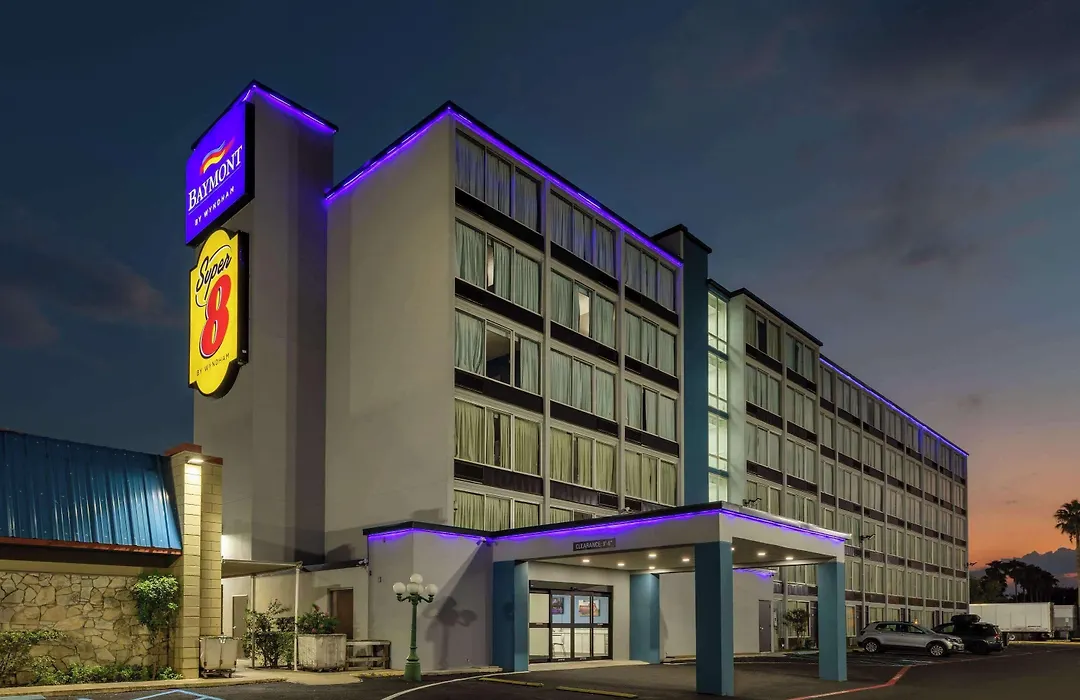 Super 8 By Wyndham Laredo-1