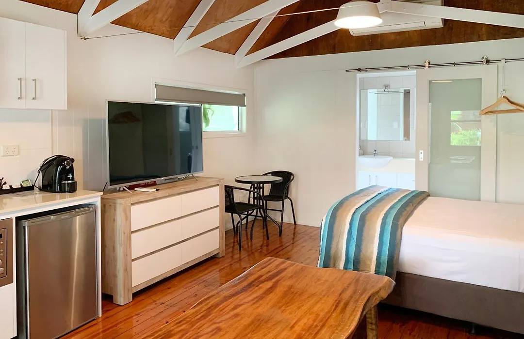 Airlie Beach Magnums - Adults Only-1