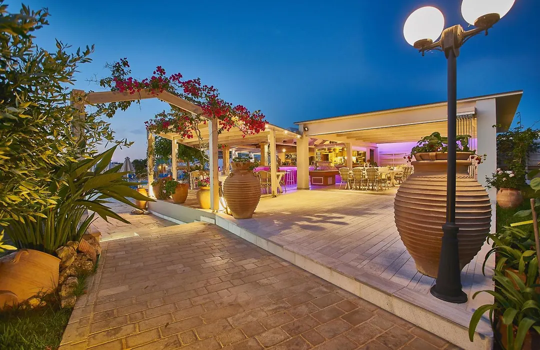 Golden Bay Apartments - Pool&Garden Retreat-1