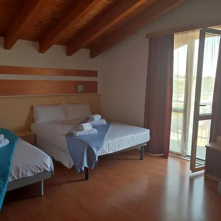 Vittoria Rooms Peschiera-3