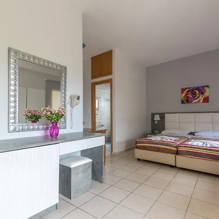 Maria Hotel Sisi-3