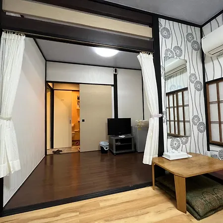 Lucky Hotel専用シャワルームとトイレ付き-3