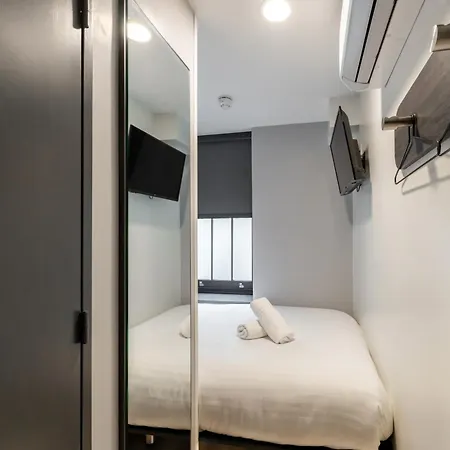 Easyhotel Victoria-3