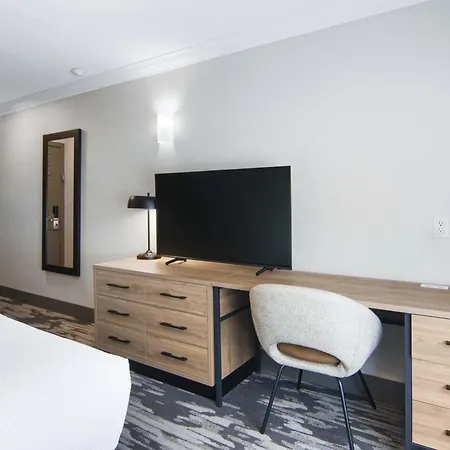 Sandman Hotel & Suites Kelowna-2