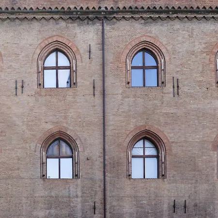 Casa Isolani Piazza Maggiore 1-2