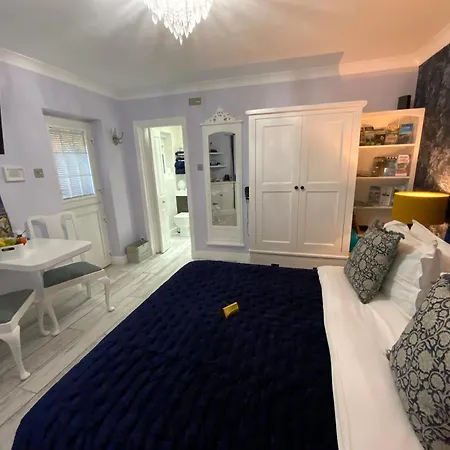 The Knightwood Oak: Luxury King Suite with Private Entrance in Lymington-2